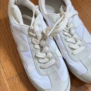 Universal Threads, size 8. White Sneakers with Laces.